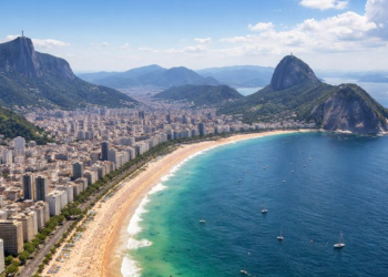 A cidade fundada em 1565 que mistura praias famosas, vida urbana intensa e lazer ao ar livre