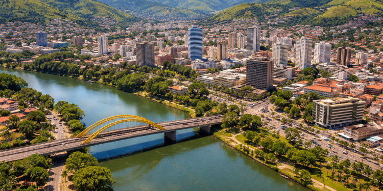 Cidade industrial do sul fluminense combina clima tropical, segurança e qualidade de vida para famílias