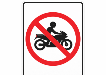 Uma placa discreta pode transformar seu passeio de moto em dor de cabeça instantânea