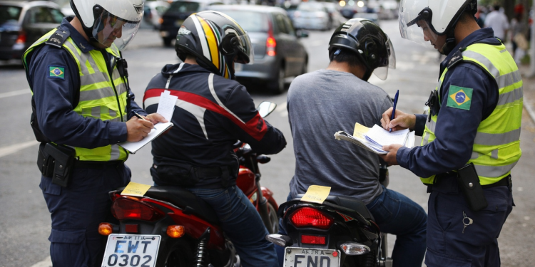 No trânsito, ignorar uma placa pode custar muito mais do que apenas dinheiro