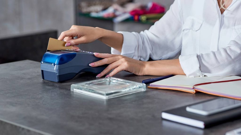 O direito do consumidor que vendedores tentam esconder na hora da compra