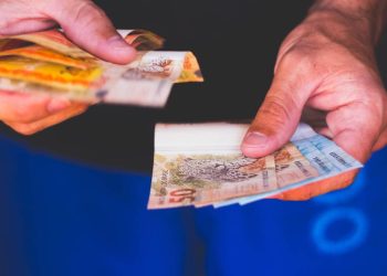 Aprenda como economizar dinheiro no dia a dia com mudanças simples para sobrar mais de R$ 4 mil por ano e turbinar seus investimentos mensais.