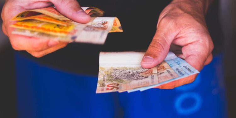 Aprenda como economizar dinheiro no dia a dia com mudanças simples para sobrar mais de R$ 4 mil por ano e turbinar seus investimentos mensais.