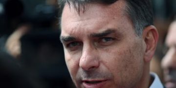 Ibovespa volta a cair após Flávio Bolsonaro declarar que candidatura em 2026 é “irreversível”