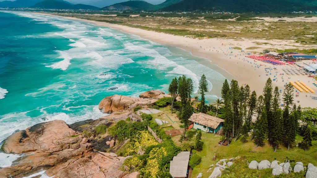 A capital catarinense que encanta com praias, qualidade de vida e polo tecnológico forte