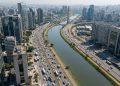 Com 22,5 km de extensão em cada sentido, esta via expressa é a artéria vital que pulsa com o tráfego intenso de São Paulo