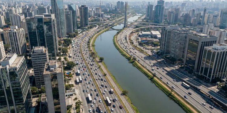 Com 22,5 km de extensão em cada sentido, esta via expressa é a artéria vital que pulsa com o tráfego intenso de São Paulo