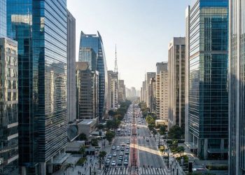 Avenida paulistana se torna a "Wall Street brasileira"; com seus arranha-céus, ela é o coração financeiro do país e sede de gigantes