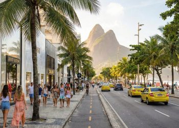 Rua carioca se torna o coração do comércio de Ipanema; com 4 km, ela é a passarela de luxo que liga o bairro a Copacabana e Leblon