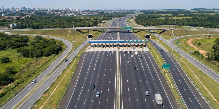 Rodovia paulista ganha fama por sua engenharia premiada; com até 12 faixas e asfalto ecológico, é uma das mais modernas do mundo