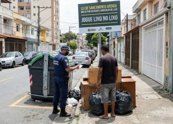 Jogar lixo pela janela do carro pode gerar uma multa pesada com a nova lei em vigor
