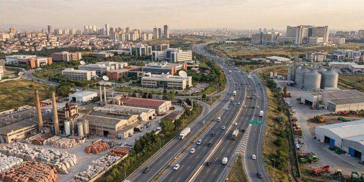 Rodovia de 453 km vira a espinha dorsal do interior paulista; duplicada e moderna, ela conecta os maiores polos do agronegócio e indústria