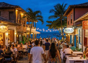 Com apenas 600 metros de charme à beira-mar, a rua virou o coração da gastronomia e da vida noturna no balneário mais famoso do Rio
