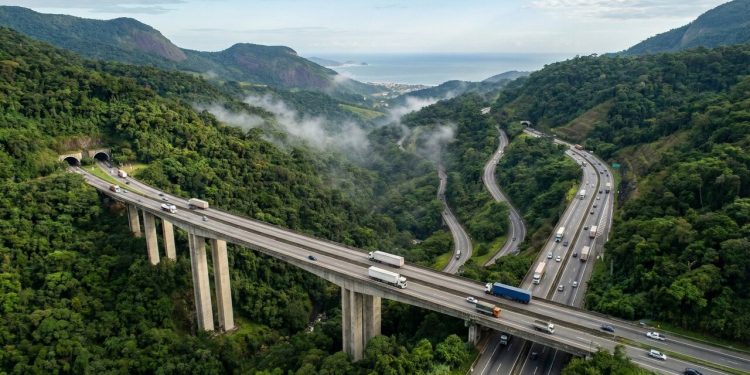 Rodovia histórica ganha fama por sua engenharia na Serra do Mar; são 53 viadutos e 11 túneis vencendo a Mata Atlântica em um trajeto ousado