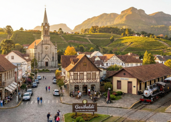 Capital do espumante: a cidade histórica onde é possível fazer degustação dentro de uma maria-fumaça