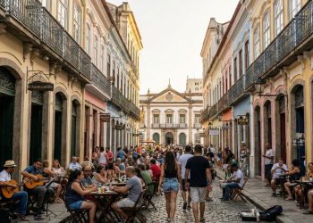 Rua carioca ganha fama por ser a primeira via da cidade; com sua história e charme, ela virou o coração cultural e boêmio do centro do Rio