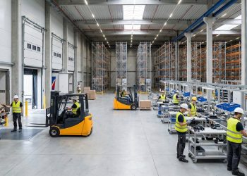 Zero estoque parado e nem um segundo de desperdício: é assim que a produção enxuta revolucionou a indústria e barateou o custo dos produtos