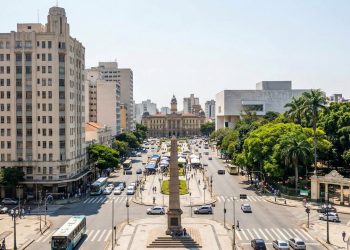 Com quase 5 km que cortam o centro da capital, a avenida é o eixo monumental de BH e se transforma na maior feira a céu aberto da América Latina