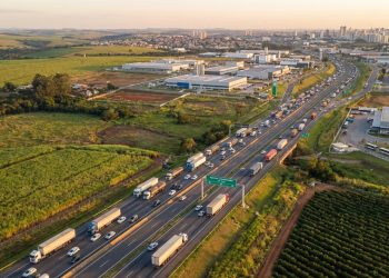 Rodovia paulista se torna uma das mais movimentadas do Brasil; com 453 km e até 10 faixas, ela é a principal artéria para o interior do estado