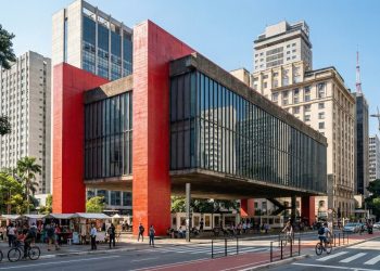 Avenida de 2,8 km vira o coração financeiro e cultural do Brasil; com seus arranha-céus e museus, ela se transforma em parque aos domingos