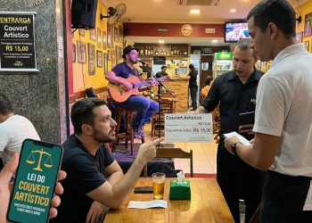 Brasileiros precisam saber quando a cobrança do couvert artístico é ilegal segundo a lei