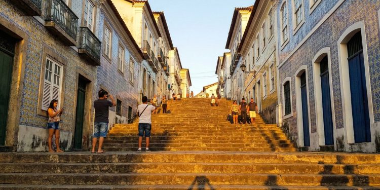 Rua maranhense ganha fama por sua escadaria icônica; com seus degraus de pedra e casarões, ela virou o cartão-postal do Centro Histórico