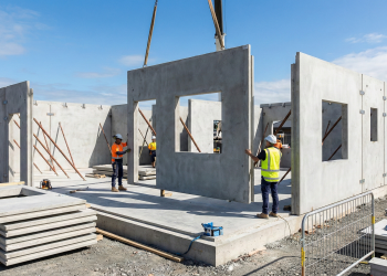 Sistema de "LEGO gigante" usa painéis de concreto de toneladas para montar uma casa inteira em apenas 7 dias, sem vigas, sem pilares e sem entulho