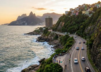 Avenida carioca ganha fama por seu traçado espetacular; esculpida na rocha entre o mar e a montanha, ela liga o Leblon a São Conrado