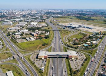 Rodovia paulista ganha fama por sua engenharia premiada; com até 12 faixas e asfalto ecológico, é uma das mais modernas do mundo