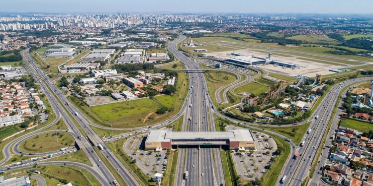 Rodovia paulista ganha fama por sua engenharia premiada; com até 12 faixas e asfalto ecológico, é uma das mais modernas do mundo