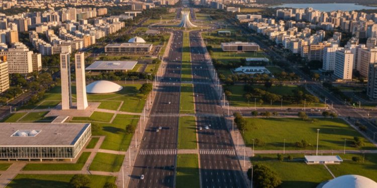 Avenida de 16 km ganha fama como a mais larga do mundo; com seus 250 metros de largura, ela abriga os principais monumentos da capital federal