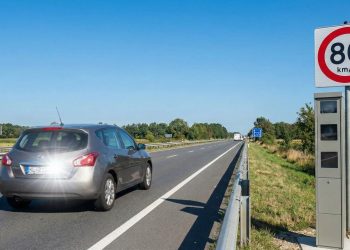 A lei que garante o envio da multa de trânsito para o endereço do dono do carro está valendo