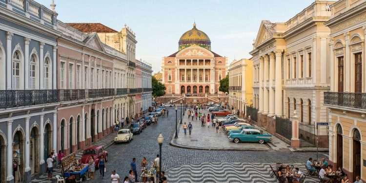 Avenida manauara ganha fama por abrigar o Teatro Amazonas; com seu calçamento histórico, ela é o coração cultural e comercial de Manaus