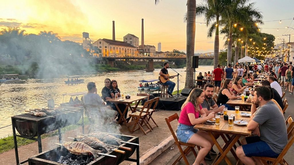 Rua paulista ganha fama como polo gastronômico do interior; à beira do Rio Piracicaba, ela virou o paraíso do peixe na brasa