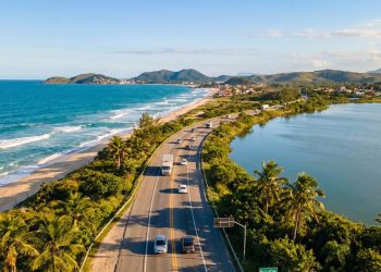 Rodovia fluminense ganha fama como a espinha dorsal da Região dos Lagos; com 200 km, ela corta praias e lagoas em um trajeto de beleza única