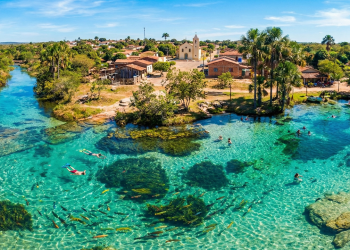 Mais barato que Bonito: o destino de águas cristalinas no Centro-Oeste que oferece flutuação em aquários naturais