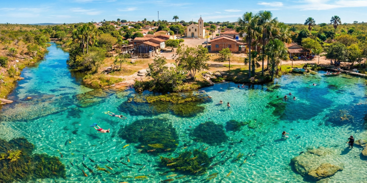 Mais barato que Bonito: o destino de águas cristalinas no Centro-Oeste que oferece flutuação em aquários naturais