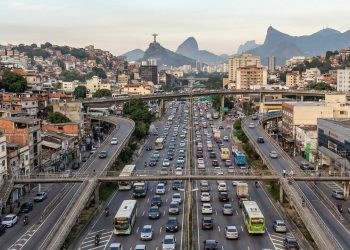 Avenida carioca se torna a via expressa mais importante do Rio; com 58 km, ela é a artéria vital que corta 26 bairros e transporta milhões