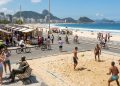 Com 4 km de orla e o famoso calçadão de pedras portuguesas, a avenida é o endereço da praia mais famosa do mundo e um ícone do Brasil