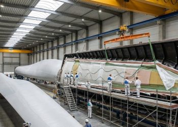 Com mais de 80m e toneladas de fibra de vidro: é assim que a engenharia fabrica e transporta as pás gigantes das usinas eólicas do Brasil