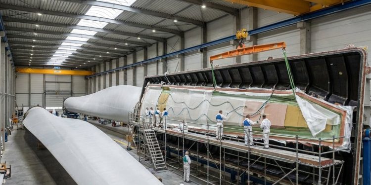 Com mais de 80m e toneladas de fibra de vidro: é assim que a engenharia fabrica e transporta as pás gigantes das usinas eólicas do Brasil