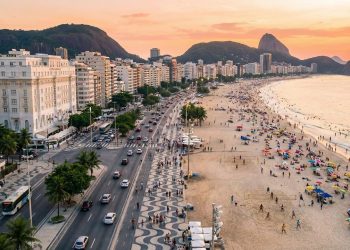Com 4 km de orla e o famoso calçadão de pedras portuguesas, a avenida é o endereço da praia mais famosa do mundo e um ícone do Brasil