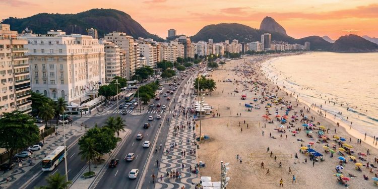 Com 4 km de orla e o famoso calçadão de pedras portuguesas, a avenida é o endereço da praia mais famosa do mundo e um ícone do Brasil