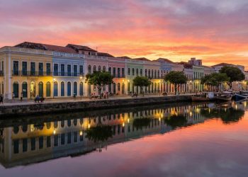 Rua pernambucana ganha fama como uma das mais belas do Brasil; com casarões coloridos à beira do Rio Capibaribe, ela virou um cartão-postal