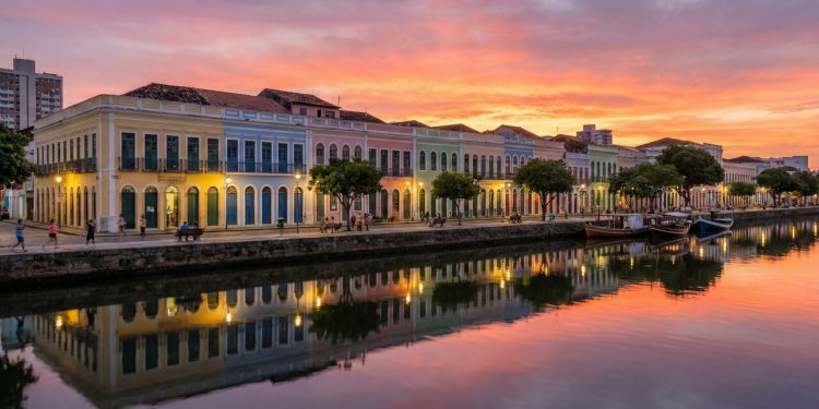 Rua pernambucana ganha fama como uma das mais belas do Brasil; com casarões coloridos à beira do Rio Capibaribe, ela virou um cartão-postal