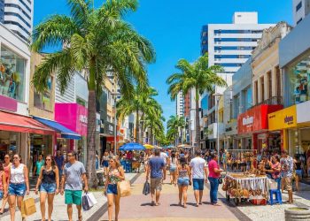 Avenida cearense ganha fama como o corredor da moda de Fortaleza; com 1.5 km de lojas, ela virou um shopping a céu aberto para turistas
