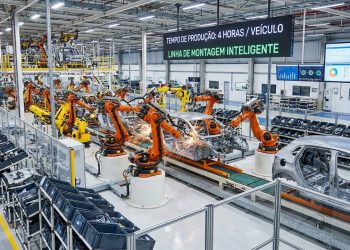Com milhares de peças, robôs de alta precisão e uma linha de montagem, é assim que um carro nasce do zero em poucas horas