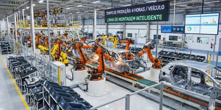 Com milhares de peças, robôs de alta precisão e uma linha de montagem, é assim que um carro nasce do zero em poucas horas