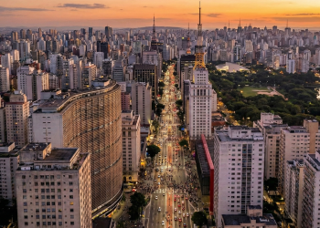 Metrópole intensa onde trabalho, cultura e desafios moldam - Imagem ilustrativa