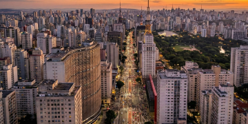 Metrópole intensa onde trabalho, cultura e desafios moldam - Imagem ilustrativa